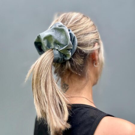 Scrunchie Manchas- gris plomo y plateado