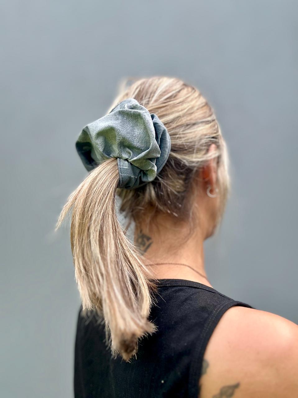 Scrunchie Manchas- gris plomo y plateado