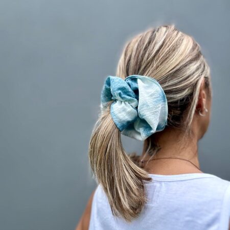 Scrunchie gasa de algodón- shibori azul líneas
