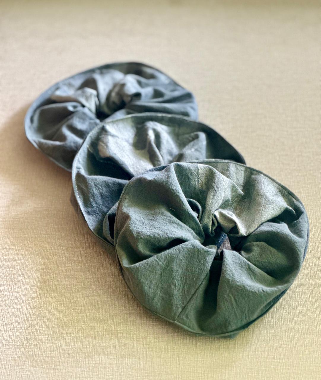 Scrunchie Manchas- gris plomo y plateado