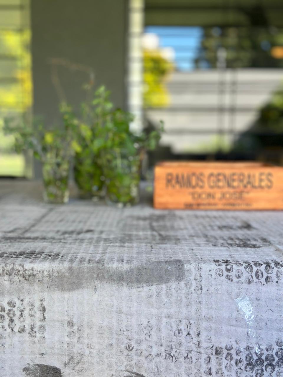 Mantel estampado a mano- Bublé gris cemento