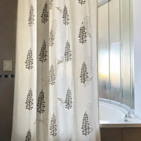 Cortina de baño Lupino- gris cemento, blanco y plata