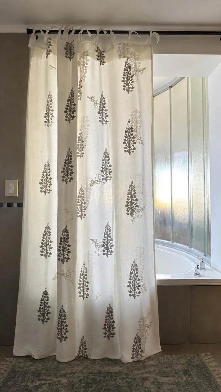 Cortina de baño Lupino- gris cemento, blanco y plata