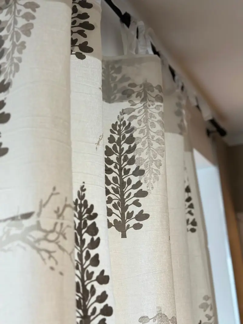 Cortina de baño Lupino- gris cemento, blanco y plata
